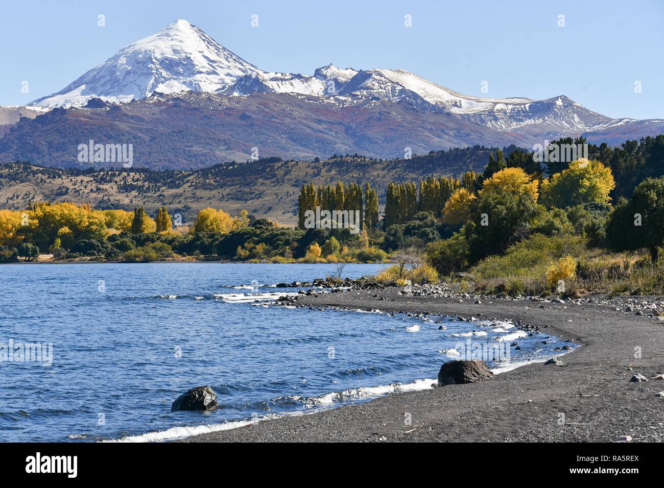 Lago Lolog in autunno con la coperta di neve vulcano Lanin, Ruta 40, San Martin de los Andes, Patagonia, Argentina Foto Stock