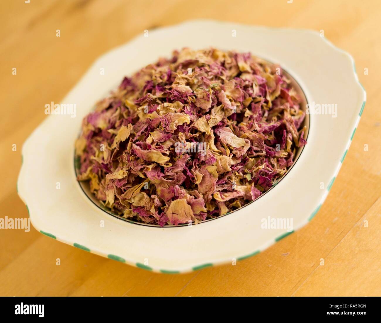 Essiccati petali di rosa, orientale ingredienti alimentari, Regno Unito Foto Stock