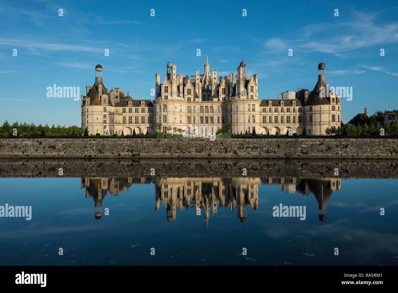 Castello di Chambord, facciata nord con fossato, Sito Patrimonio Mondiale dell'UNESCO, Loire, Dipartimento Loire et Cher, Regione centrale, Francia Foto Stock