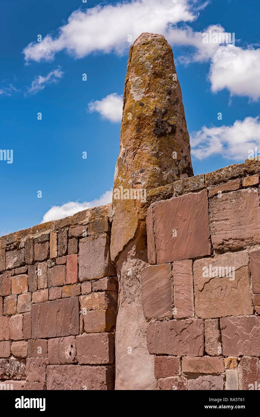 La parete esterna del tempio di Kalasasaya (luogo di standing stones) dal pre-Inca periodo, Tihuanaku, Tiawanacu, Tiahuanaco Foto Stock