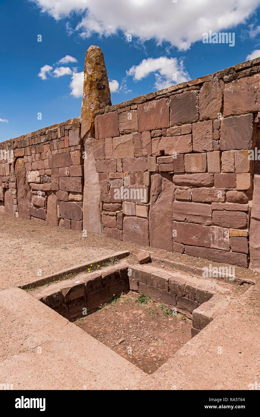 La parete esterna del tempio di Kalasasaya (luogo di standing stones) con il monolito di pre-Inca periodo, Tihuanaku, Tiawanacu Foto Stock