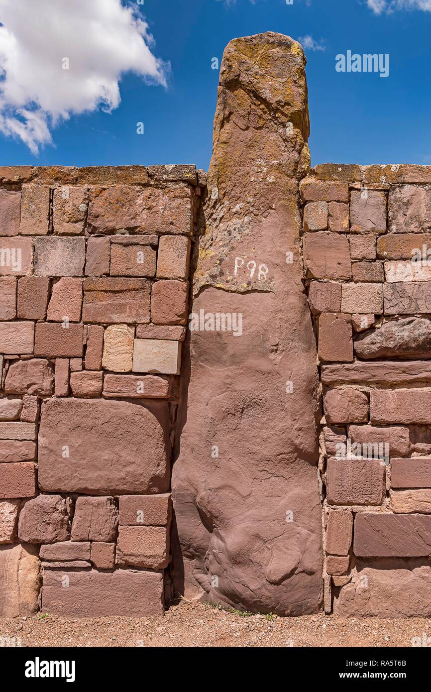 La parete esterna del tempio di Kalasasaya (luogo di standing stones) con il monolito di pre-Inca periodo, Tihuanaku, Tiawanacu Foto Stock