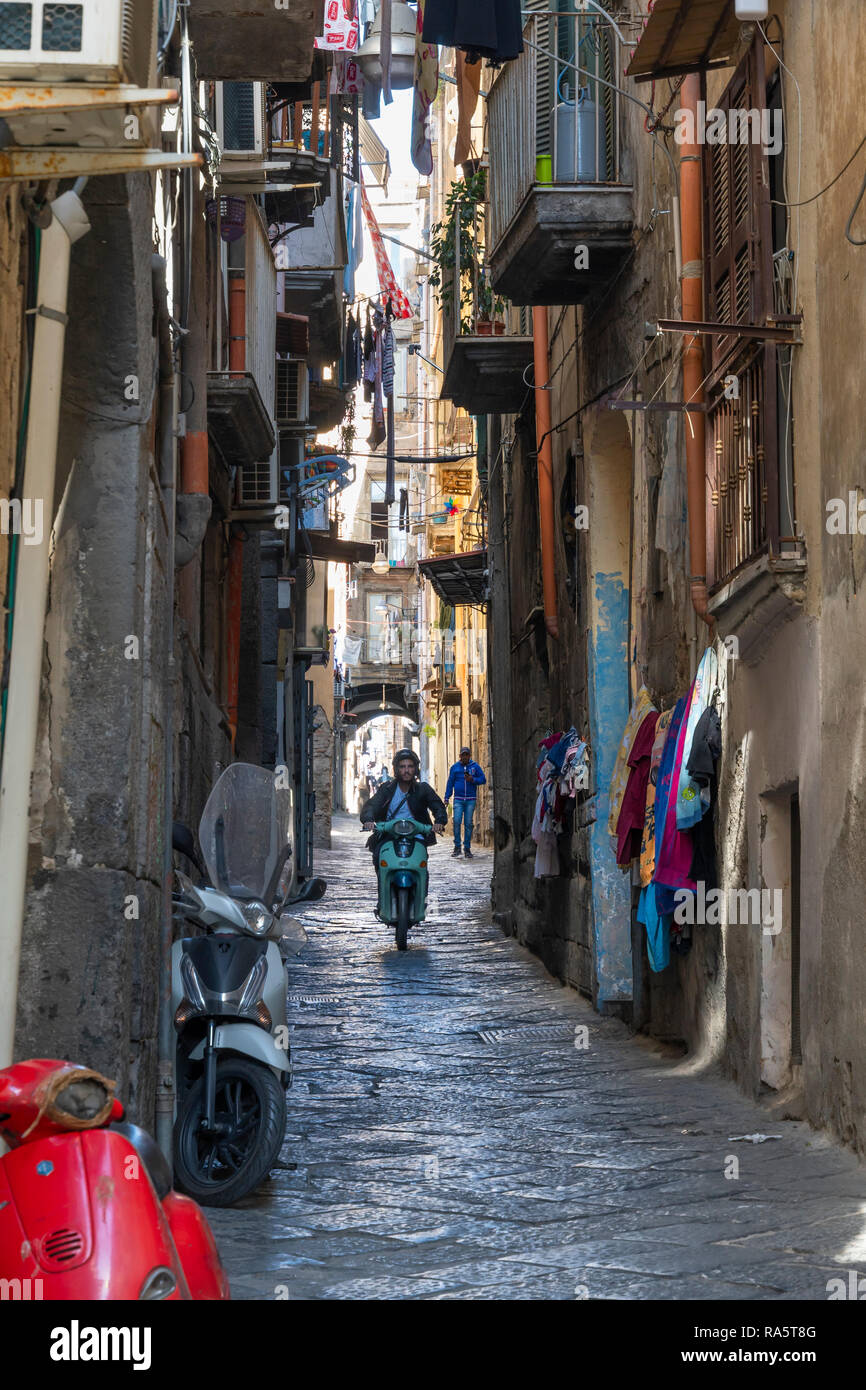 Il Vico Maiorani una tipica stradina secondaria del Centro Storico, il centro storico di Napoli, Italia. Foto Stock