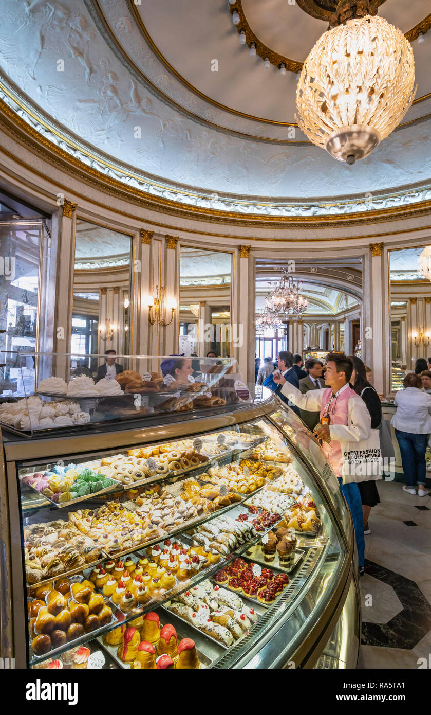 Una varietà di pasticcini sul display in Gran Caffè Gambrinus uno dei più antichi e famosi caffè di Napoli. Angolo di Piazza del Plebiscito e Pi Foto Stock