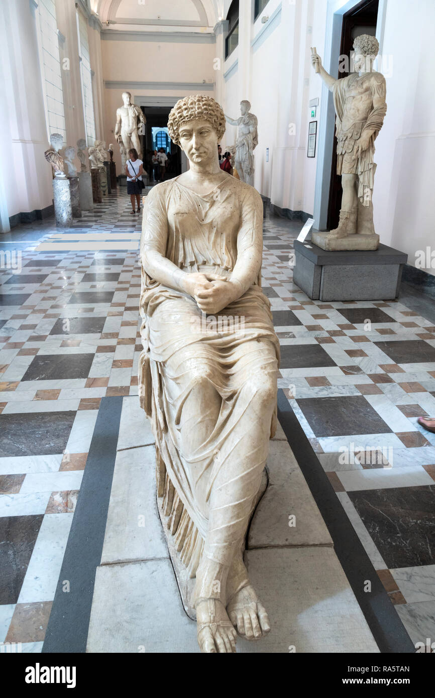 Periodo romano sculture sul display, tra cui in primo piano il cosiddetto, Agrippina, Neornian-Flavian. Nel Museo Archeologico Nazionale a Foto Stock