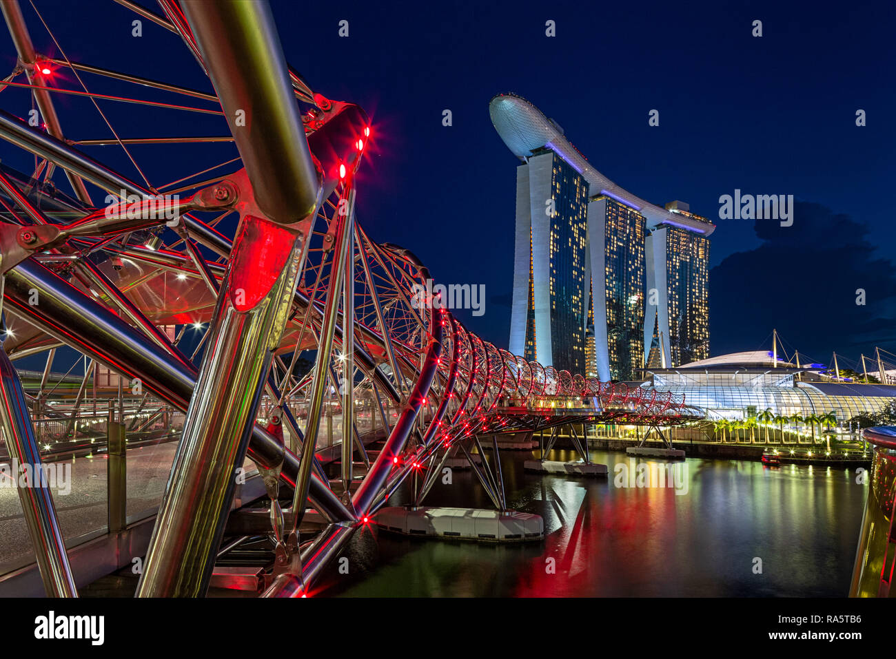 Il Marina Bay Sands Hotel e Helix Bridge - Singapore Foto Stock