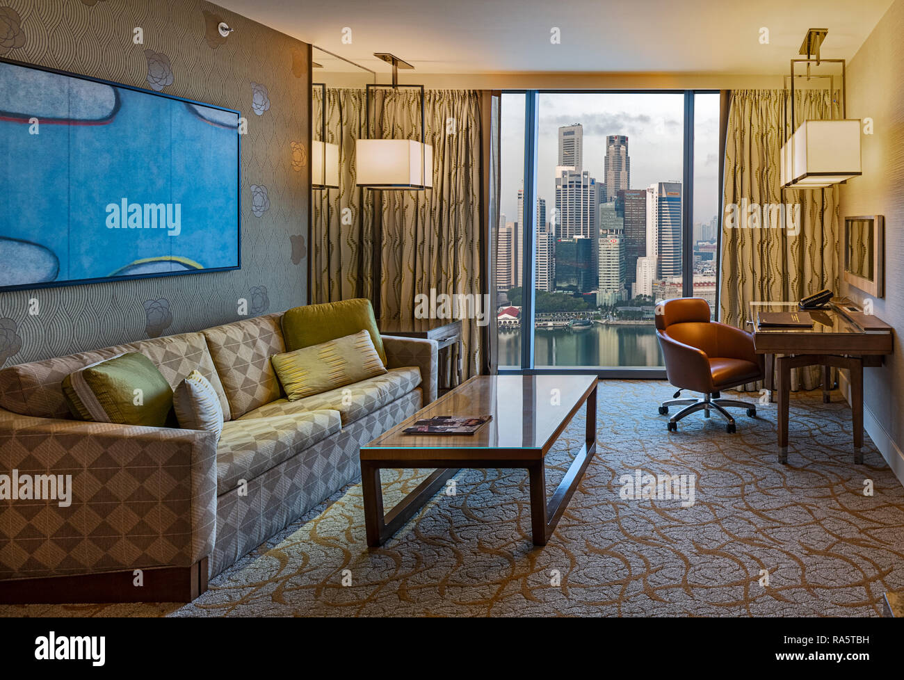 Camera da letto suite con vista della Marina Bay Sands Hotel Singapore Foto Stock