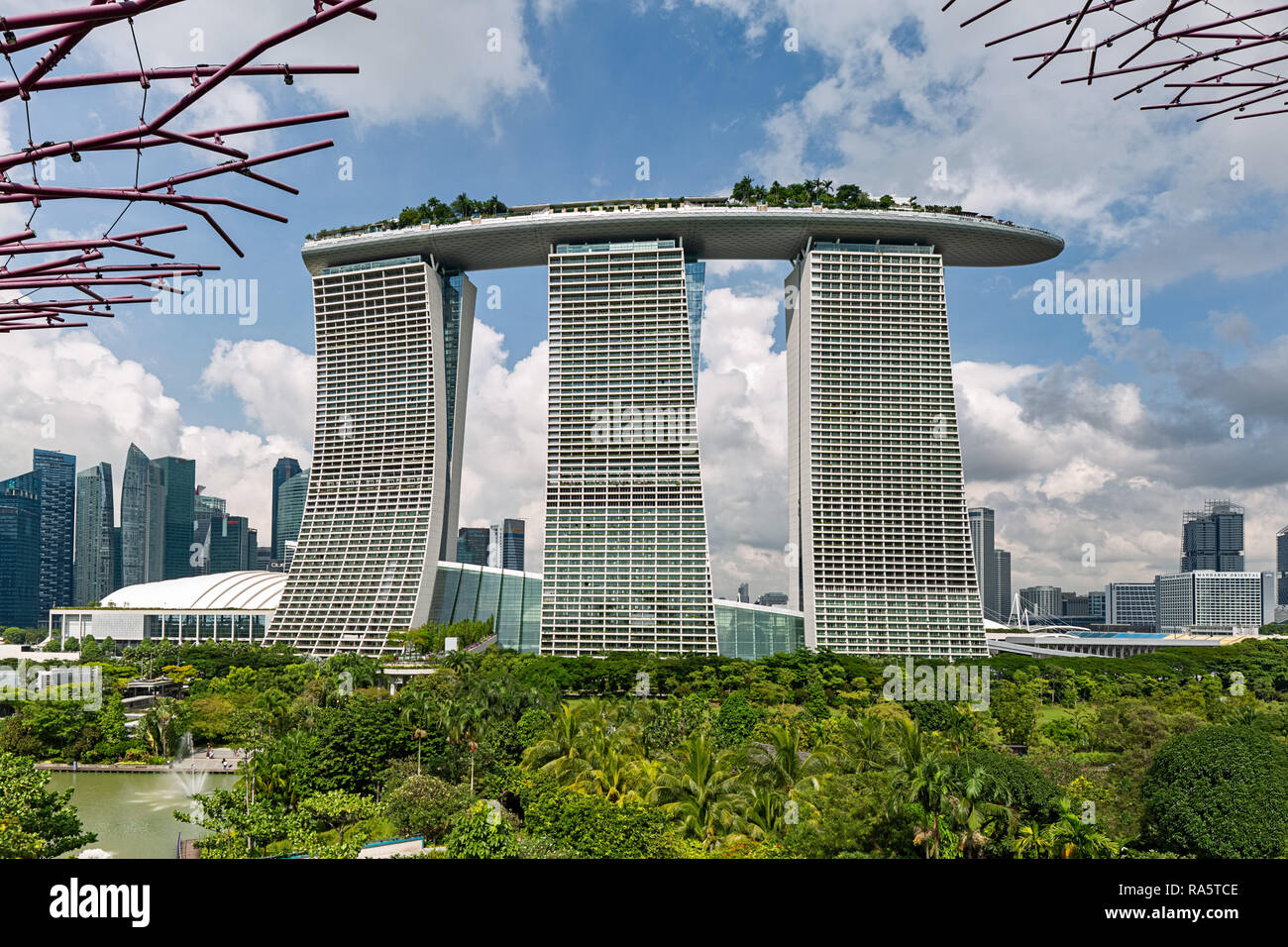 Bay Marina Sands Hotel visto dalla Supertree Grove in Singapore Foto Stock