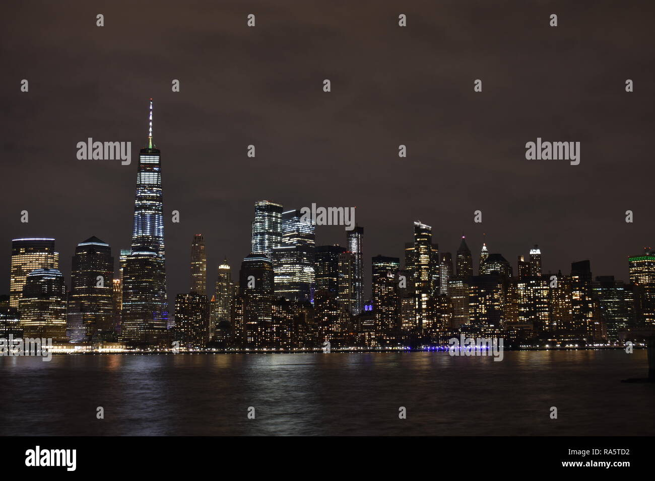 Vista notturna di NYC per via navigabile e il World Financial Center di Liberty State Park in Jersey City, New Jersey Foto Stock