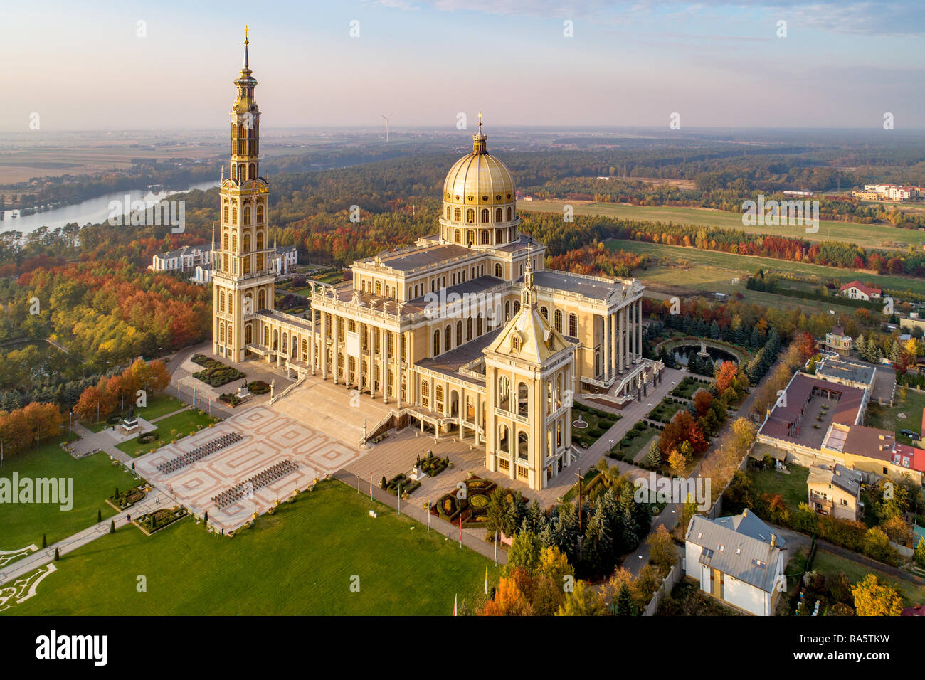 Santuario e Basilica della Madonna di Licheń nel piccolo villaggio Lichen. La più grande chiesa in Polonia, uno dei più grandi del mondo. Famoso cattolico p Foto Stock