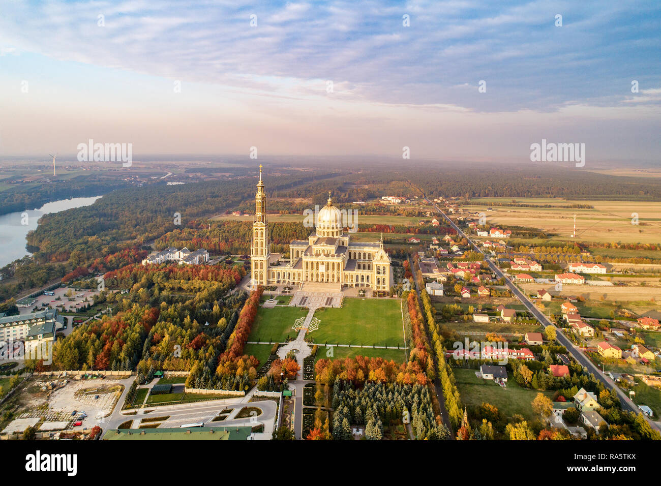 Santuario e Basilica di Nostra Signora di LicheÅ" nel piccolo villaggio Lichen. La più grande chiesa in Polonia, uno dei più grandi del mondo. Famoso cattolico Foto Stock