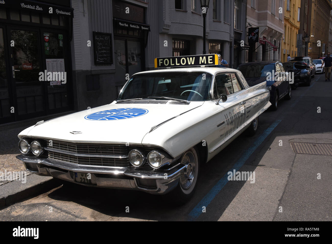 Pan Am Cadillac "Follow Me" auto parcheggiate in Praga, Repubblica Ceca Foto Stock
