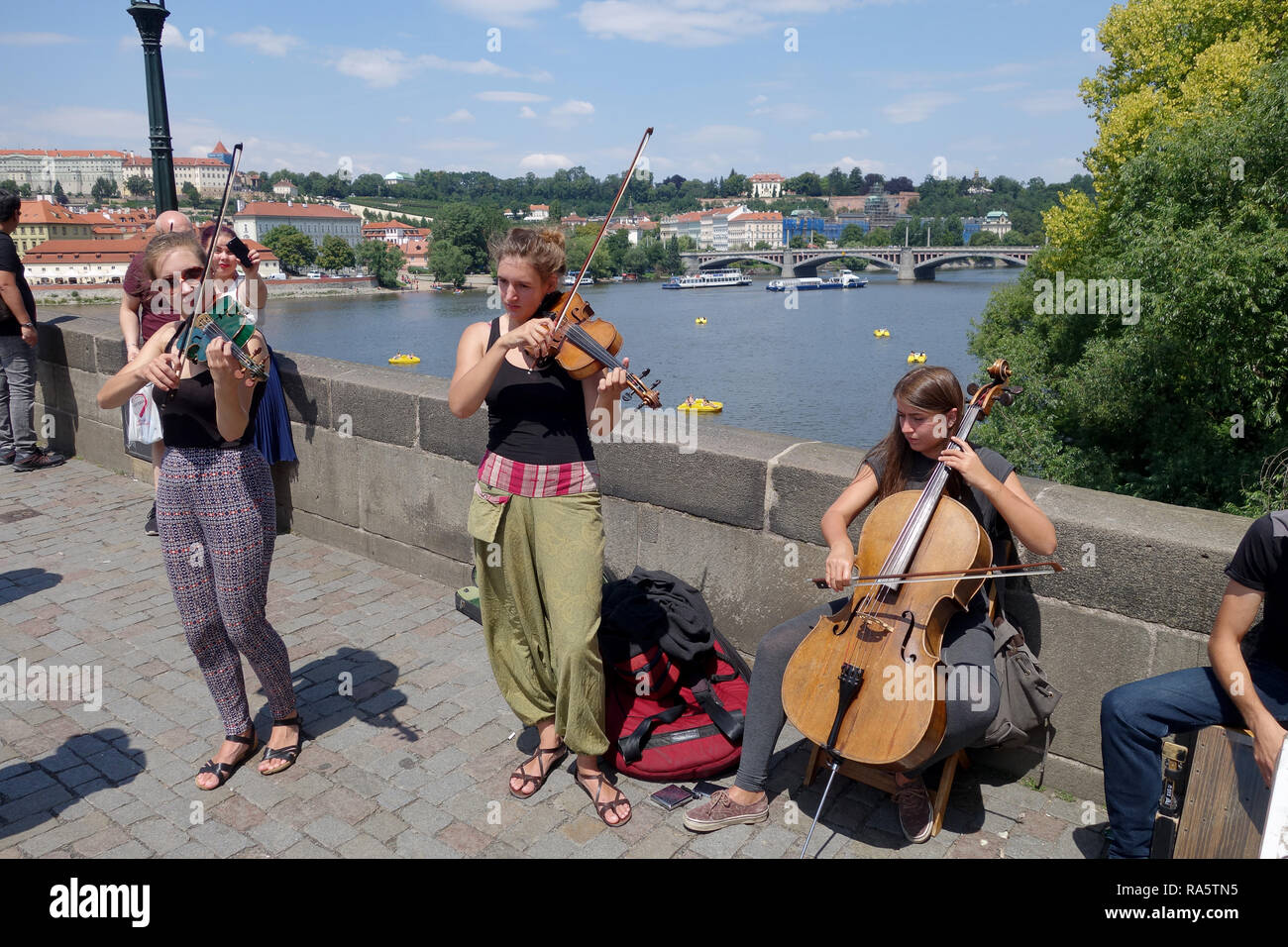 I musicisti jazz jazz band che suona musica dal vivo sul Ponte Carlo a Praga Repubblica Ceca Foto Stock