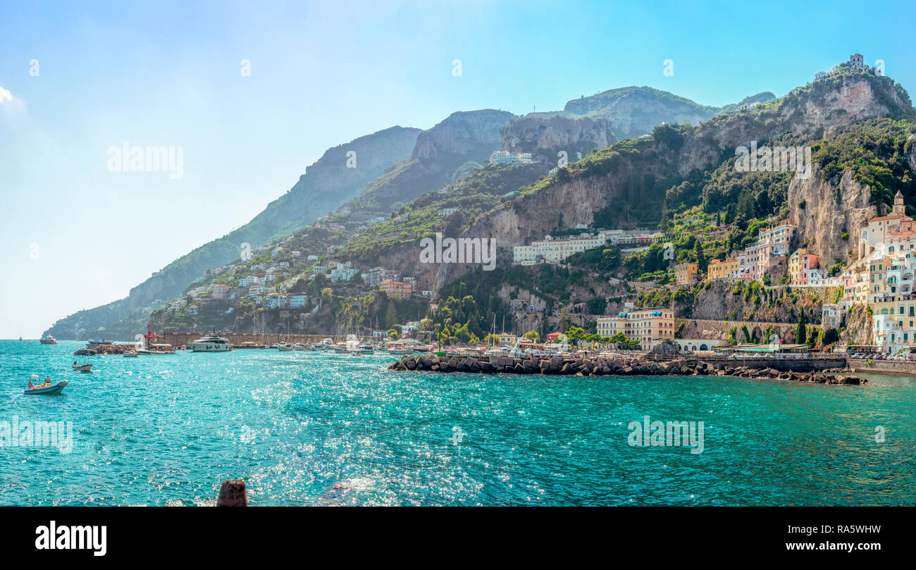 La costa dell'Almaafi con il suo paesaggio roccioso e montuoso e la città di Almaafi sulla destra. Foto Stock