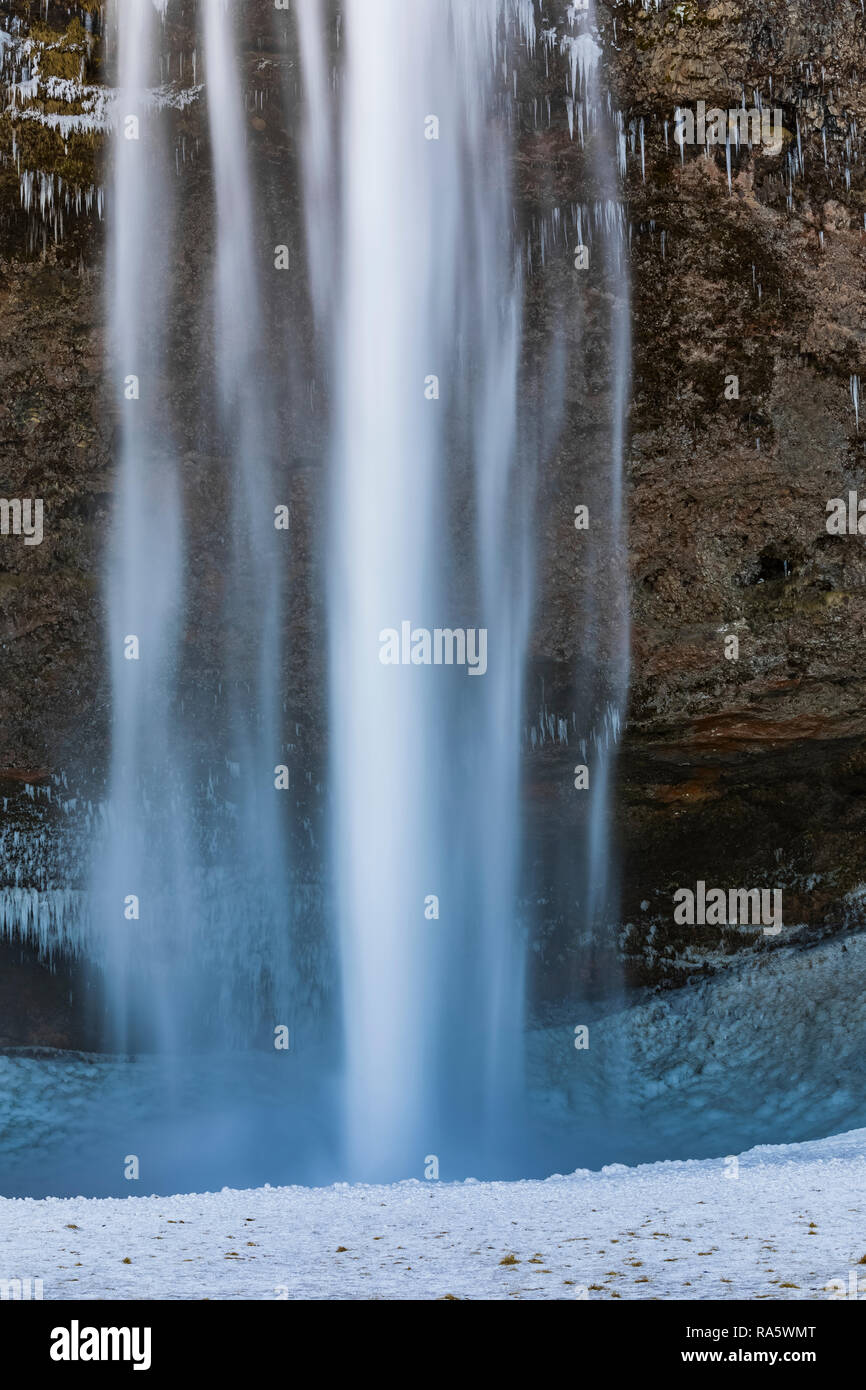 Seljalandsfoss cascata lungo il fiume Seljalandsá che proviene dal ghiacciaio Eyjafjallajökull, lungo la costa sud dell'Islanda Foto Stock