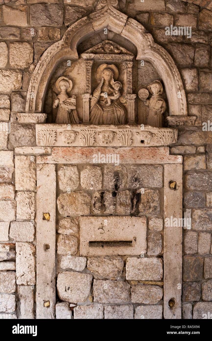 Passeggia per le imponenti e labirintiche strade della storia all'interno delle mura della città vecchia di Cattaro in Montenegro Foto Stock