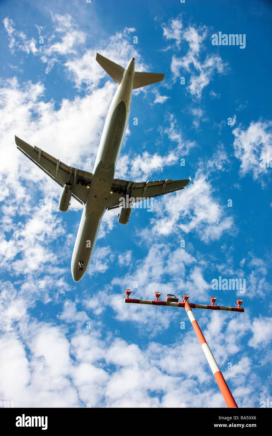 Jet del passeggero in atterraggio a Duesseldorf Aeroporto internazionale di Duesseldorf, nella Renania settentrionale-Vestfalia Foto Stock