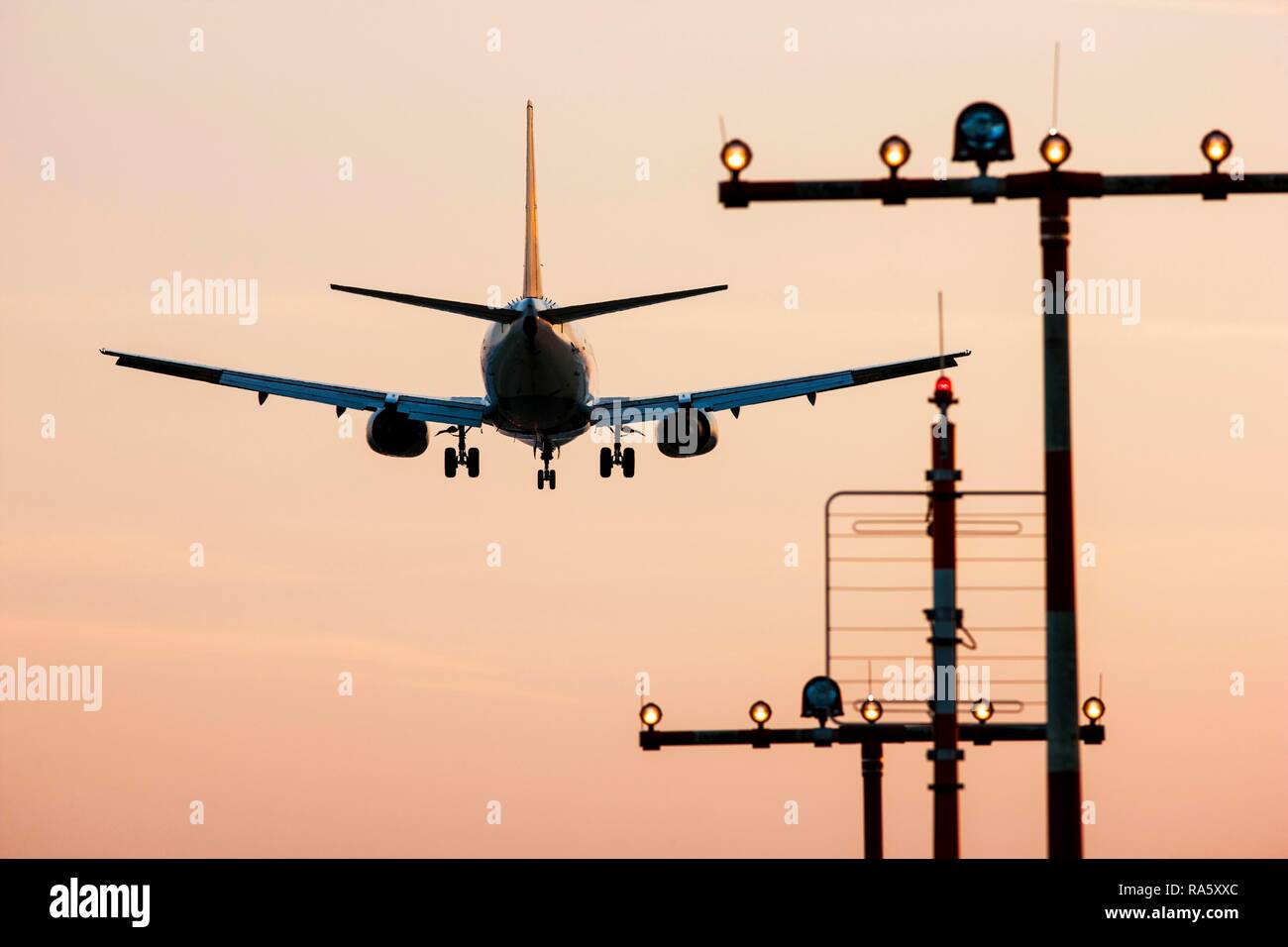 Jet del passeggero in atterraggio a Duesseldorf Aeroporto internazionale di Duesseldorf, nella Renania settentrionale-Vestfalia Foto Stock