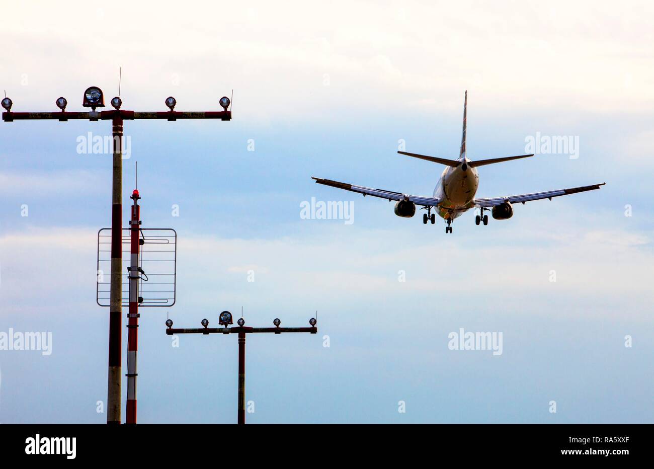 Jet del passeggero in atterraggio a Duesseldorf Aeroporto internazionale di Duesseldorf, nella Renania settentrionale-Vestfalia Foto Stock