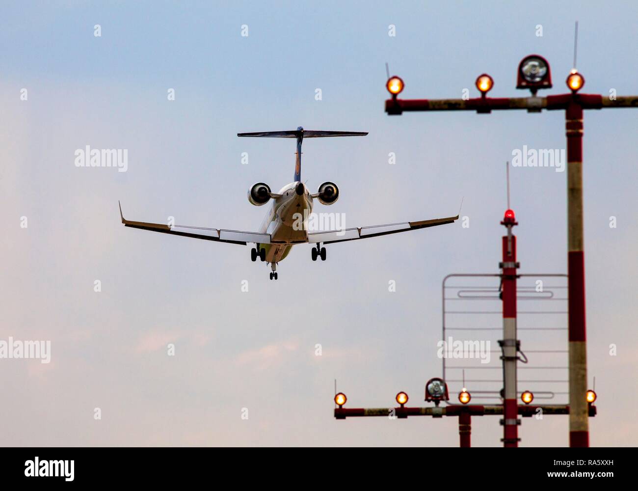 Lufthansa, Canadair Jet regionale CRJ, jet del passeggero in atterraggio a Duesseldorf Aeroporto internazionale di Duesseldorf Foto Stock