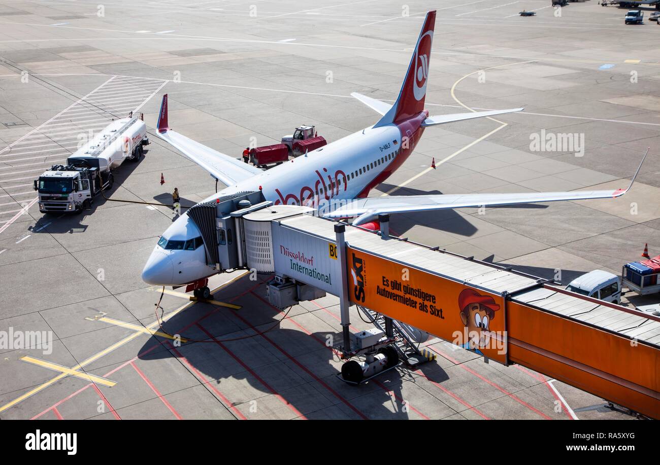 Un Air Berlin Boeing 737 in corrispondenza del cancello, il check-in, carico, scarico, catering, rifornimento, carico bagagli, Duesseldorf Foto Stock