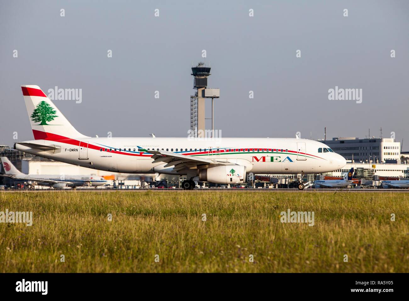 La MEA, un Medio Oriente Airlines Airbus A320-232 dopo lo sbarco a Duesseldorf Aeroporto internazionale di Duesseldorf Foto Stock