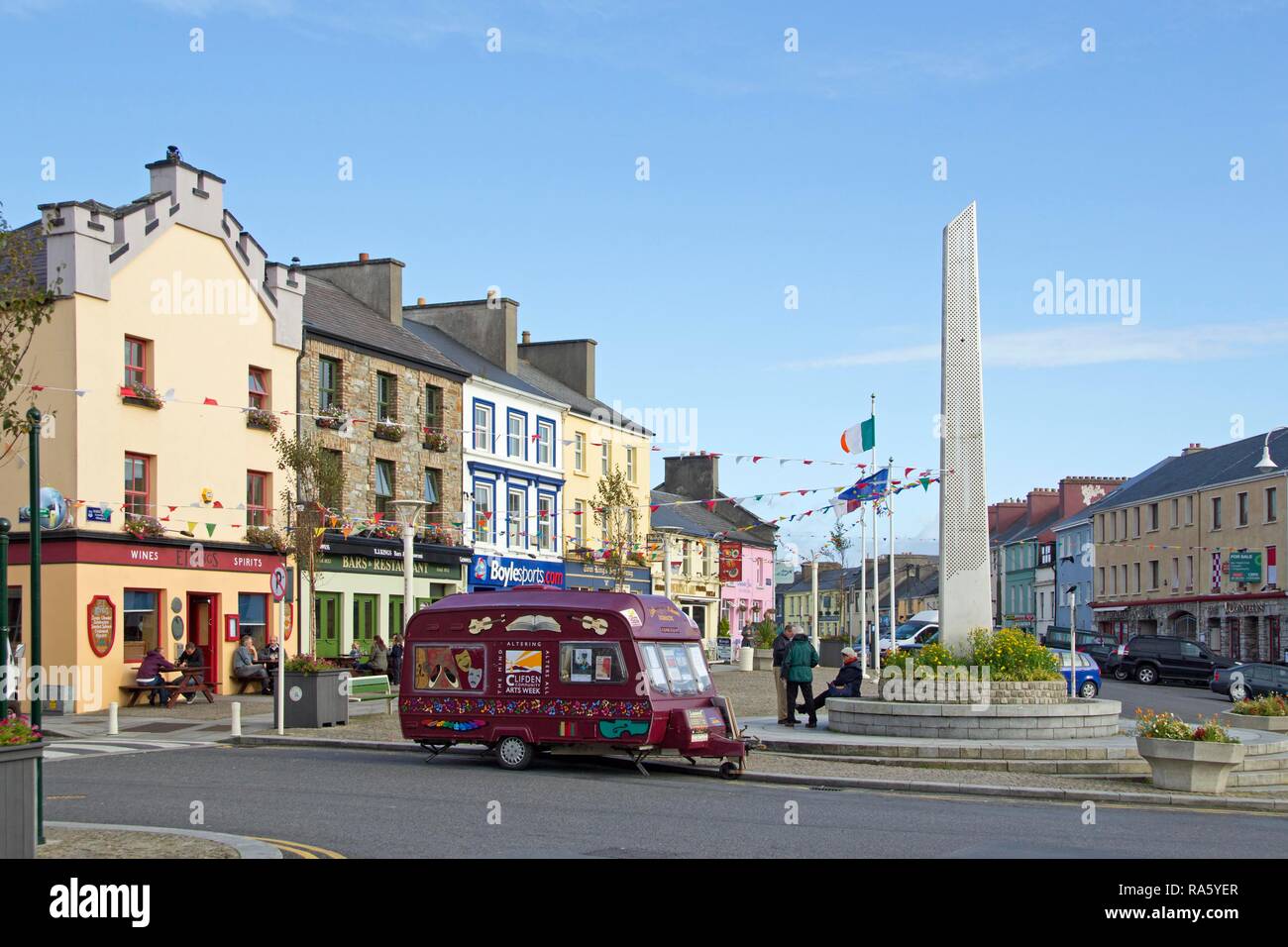 Piazza del Mercato, Clifden, Connemara, nella contea di Galway, Irlanda, Europa PublicGround Foto Stock