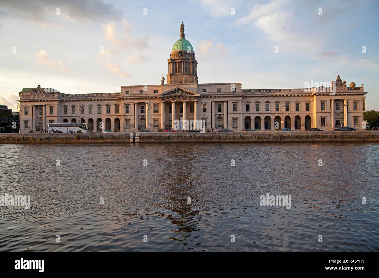 Custom House, Fiume Liffey, Dublino, Irlanda, Europa PublicGround Foto Stock