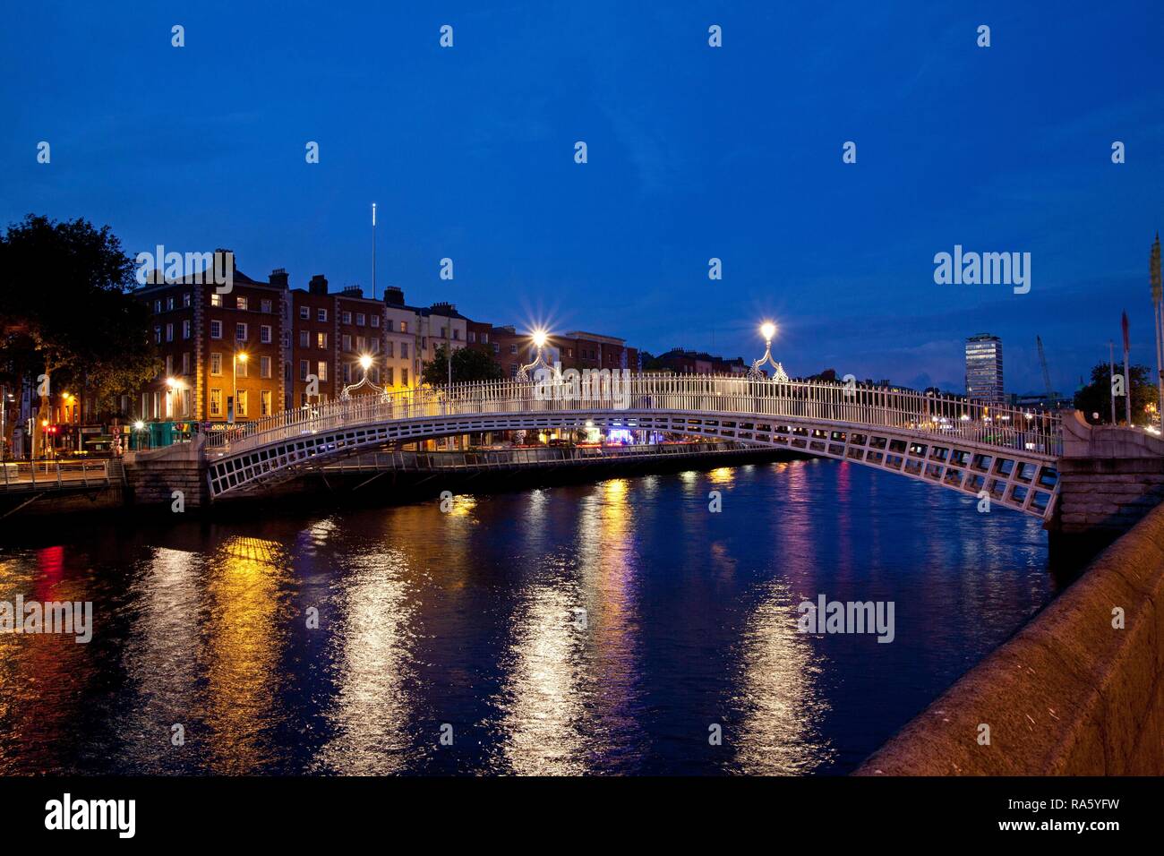 Liffey Bridge, Ha'penny Bridge, Dublino, Irlanda, Europa PublicGround Foto Stock