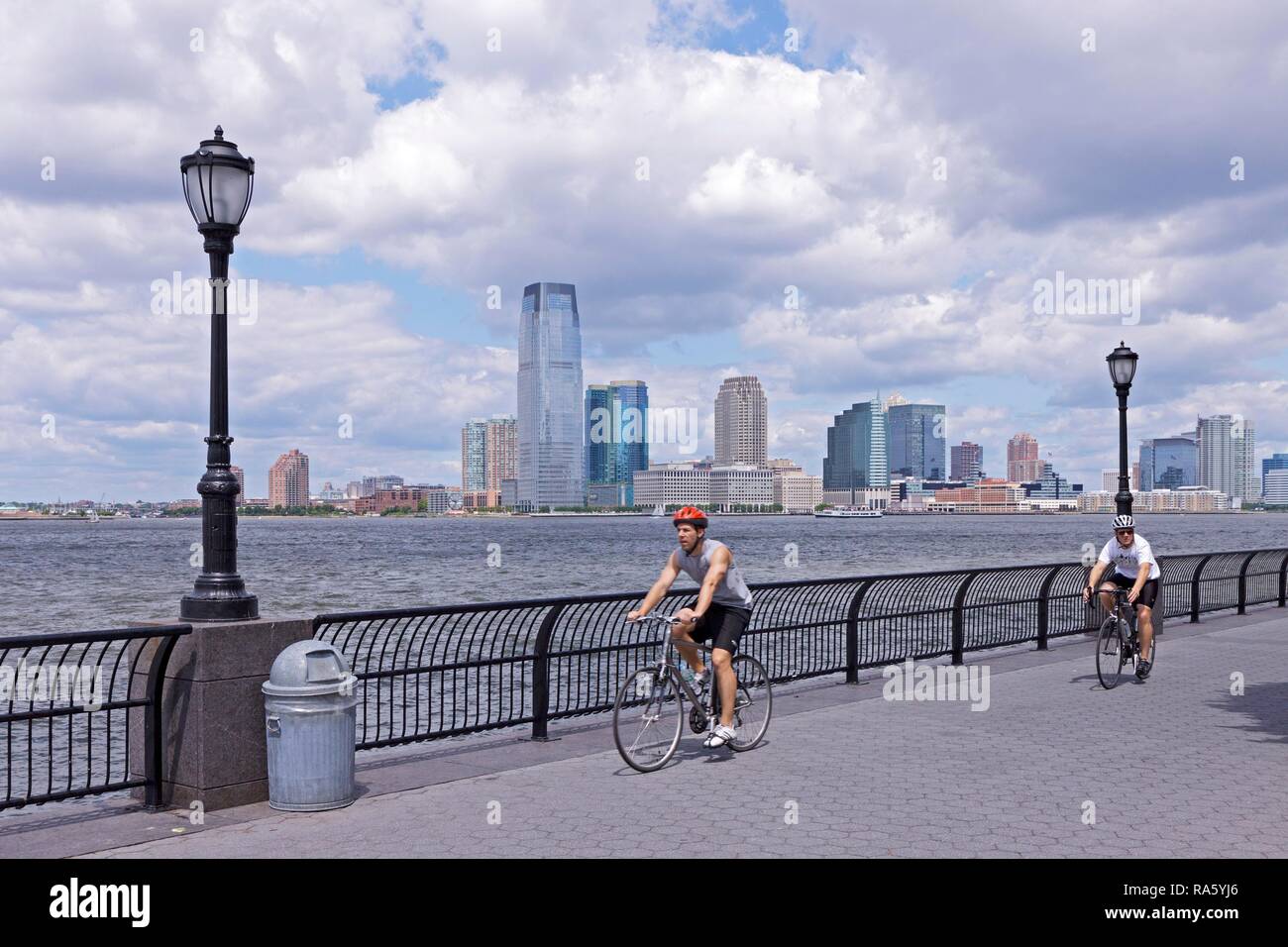 Vista della Città di Jersey da Hudson River Park, Manhattan, New York, New York, Stati Uniti Foto Stock