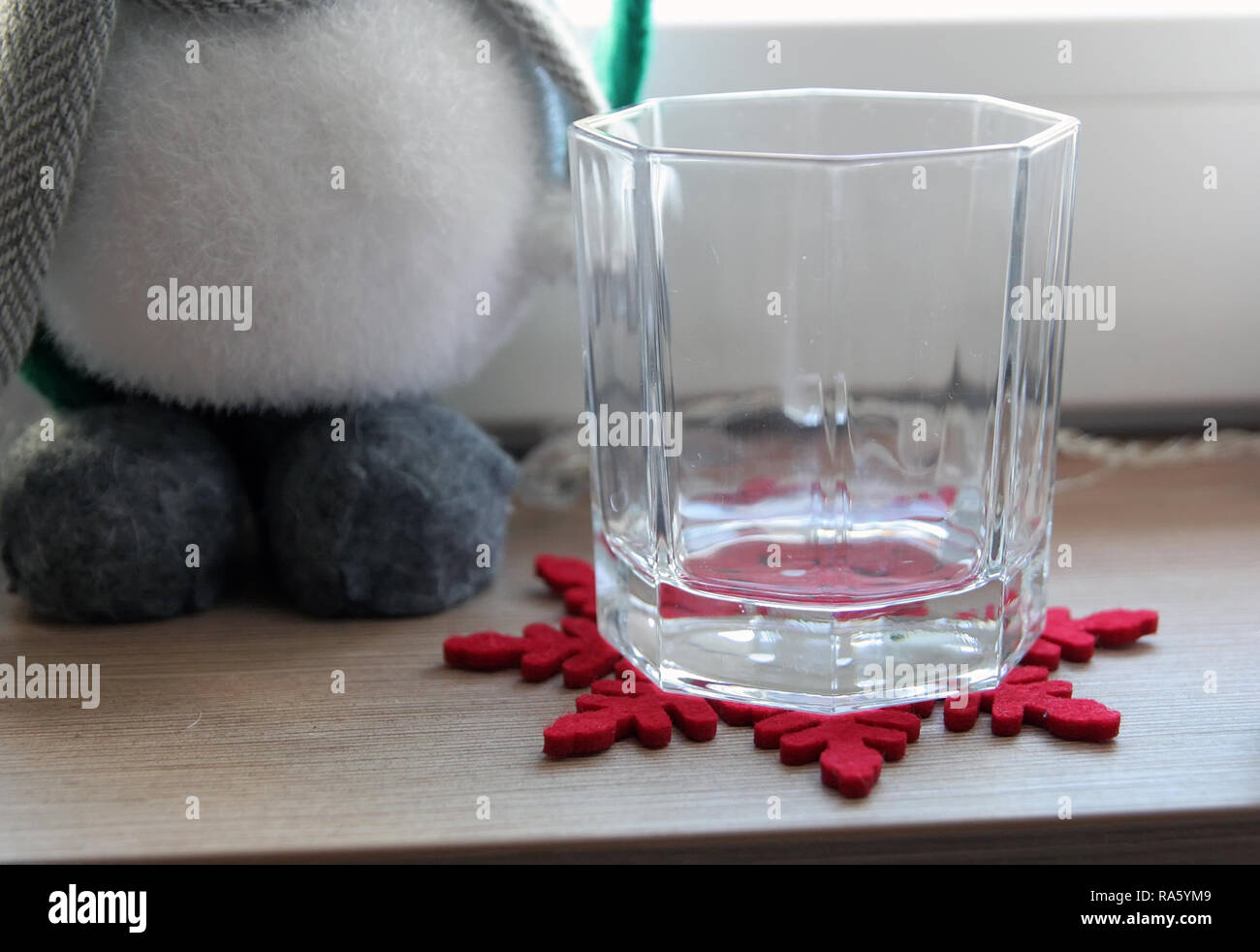 Chiaro spirito vetro su un coaster stagioni. Le decorazioni di Natale. Foto Stock