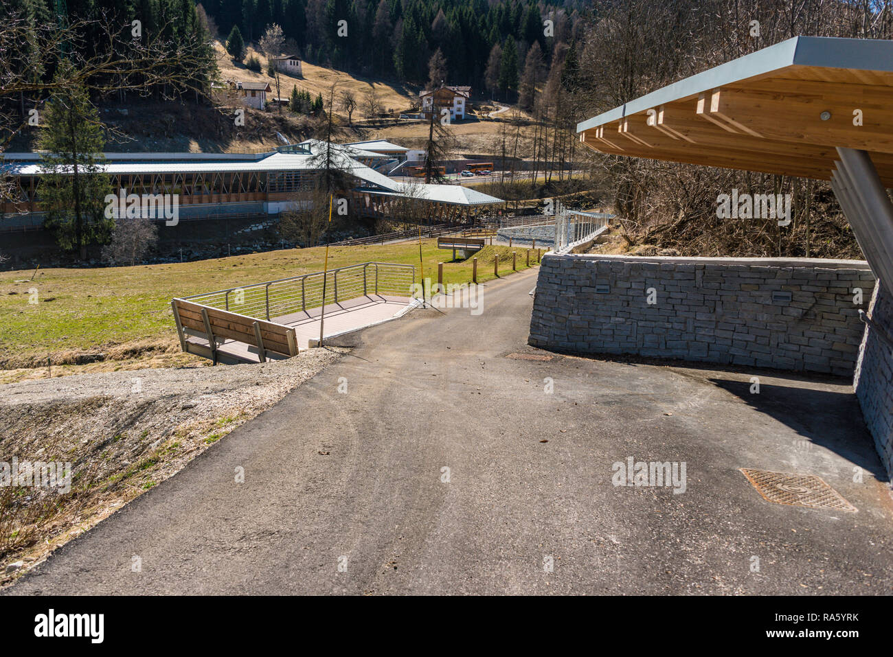 Il marciapiede, percorso a Mezzana stazione ferroviaria. Ultima stazione di Trento Malè Mezzana railway nel comprensorio sciistico Val di Sole Folgarida Marilleva, Italia. FTM Foto Stock