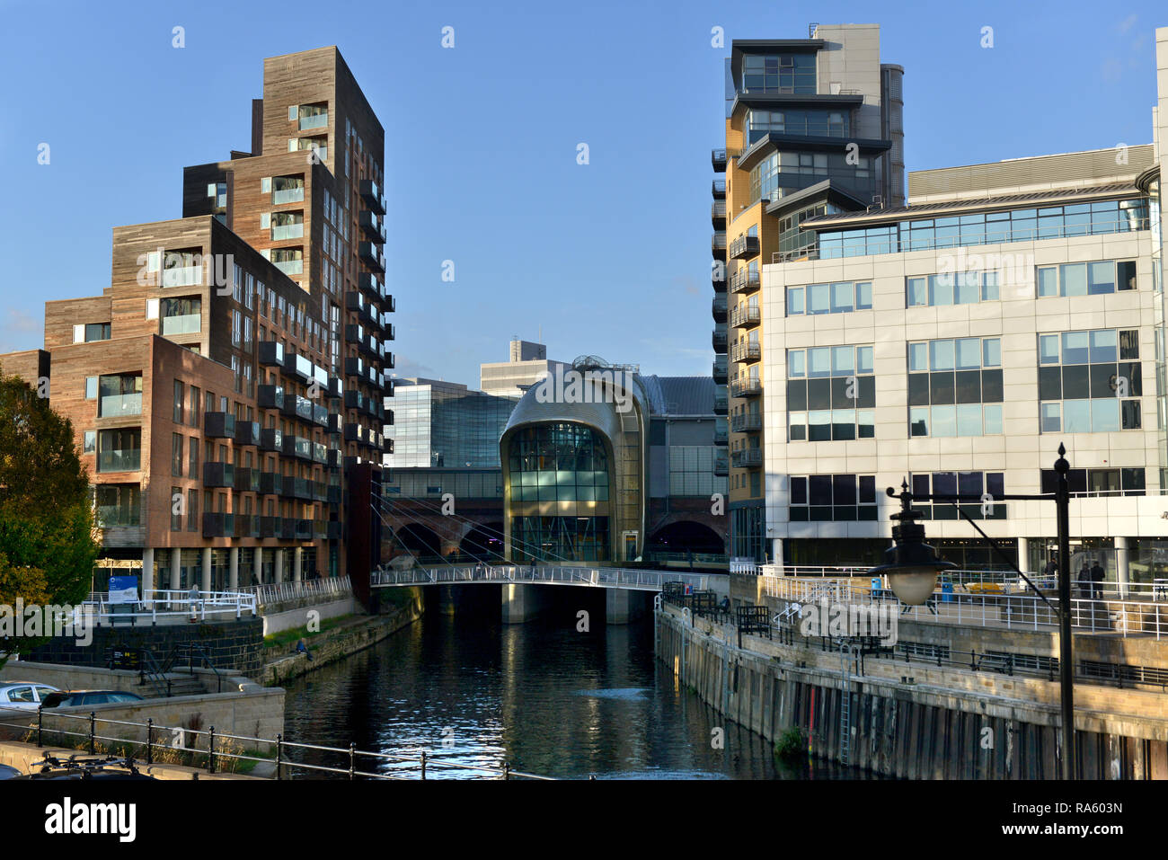 Fiume Aire e dalla stazione ferroviaria di Leeds, West Yorkshire, Regno Unito Foto Stock