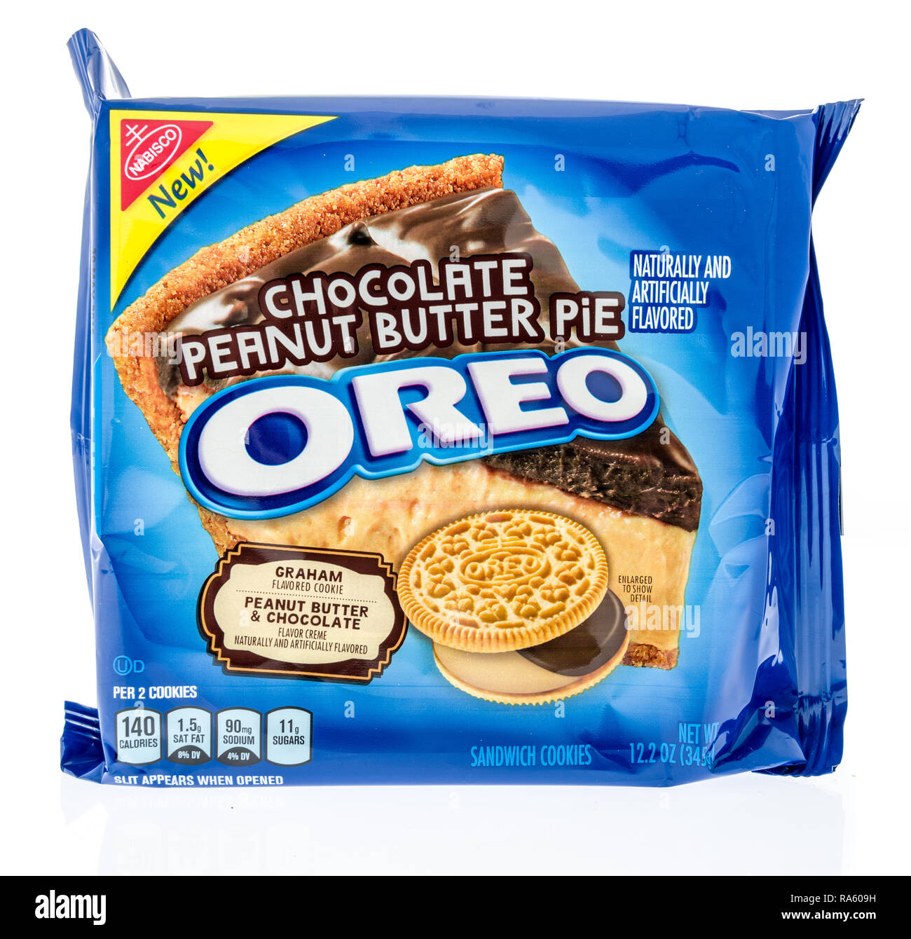 Winneconne, WI - 30 dicembre 2018: un pacchetto di Nabisco Oreo nel cioccolato burro di arachidi torta sapore isolato su un background. Foto Stock