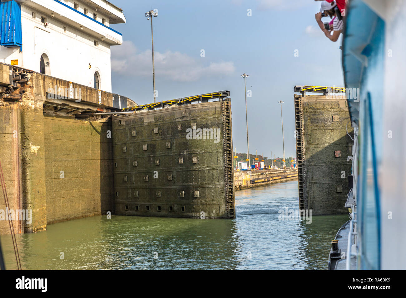 Canale di Panama, Panama - 11 Mar 2018 - porta della serratura essendo aperto in corrispondenza del canale di Panama in un cielo blu giorno Foto Stock