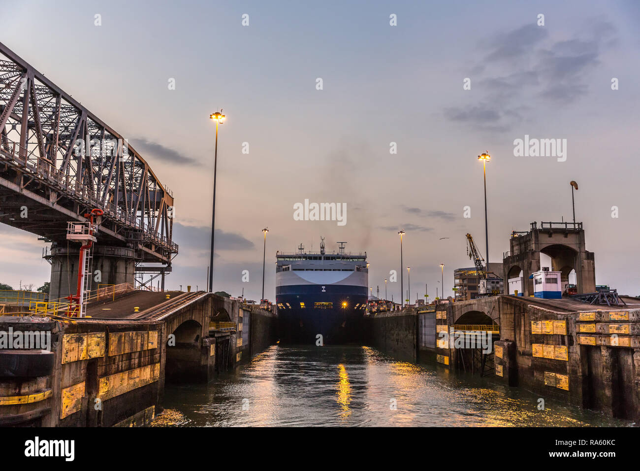 Canale di Panama, Panama - 11 Mar 2018 - una nave piena di abbassamento auto verso il basso in corrispondenza della serratura in corrispondenza del canale di Panama in Panama nella notte Foto Stock