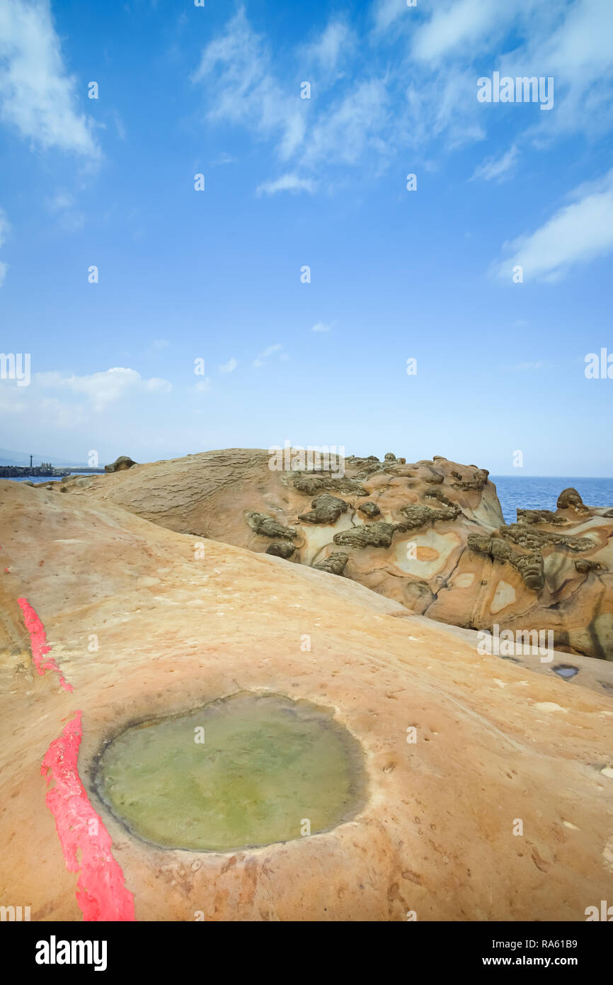 Scenario di Yehliu geoparco in Taiwan. Questo è il punto di riferimento internazionale nella nuova città di Taipei. Foto Stock