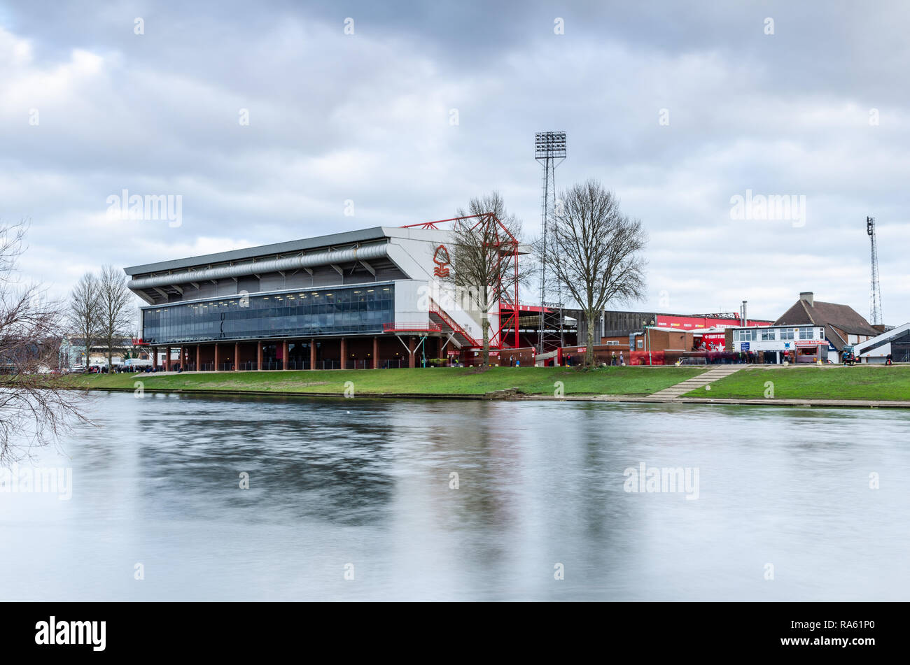 Una lunga esposizione della città Massa, casa di Nottingham Forest Football Club sulle rive del fiume Trent in Nottingham, Regno Unito Foto Stock
