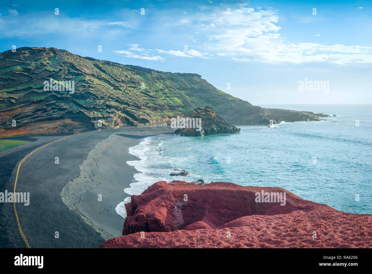 Il fantastico paesaggio di El Golfo sull'isola di Lanzarote, formata da attività vulcanica durante la creazione dell'isola. Foto Stock
