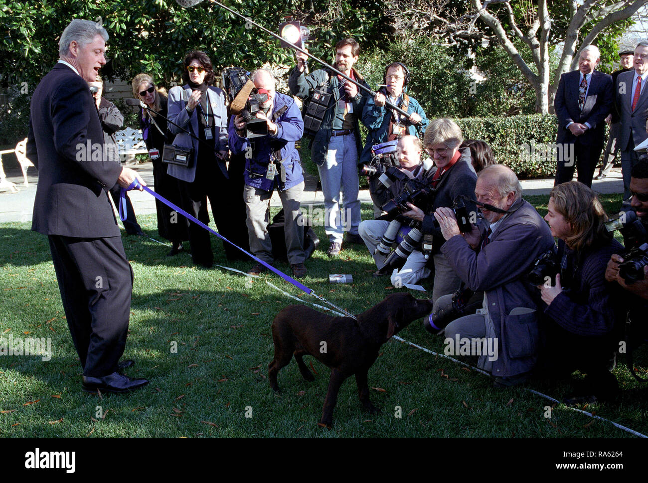 12/16/1997 - Fotografia del presidente William Jefferson Clinton Introduzione Buddy il cane per la stampa Foto Stock