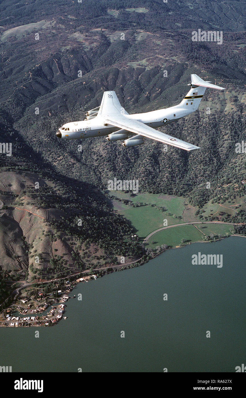 1979 - un'aria-aria - Vista laterale sinistra di un C-141 Starlifter aeromobile dai militari 710th Airlift Squadron, Air Force Riserva nel Clear Lake. Foto Stock