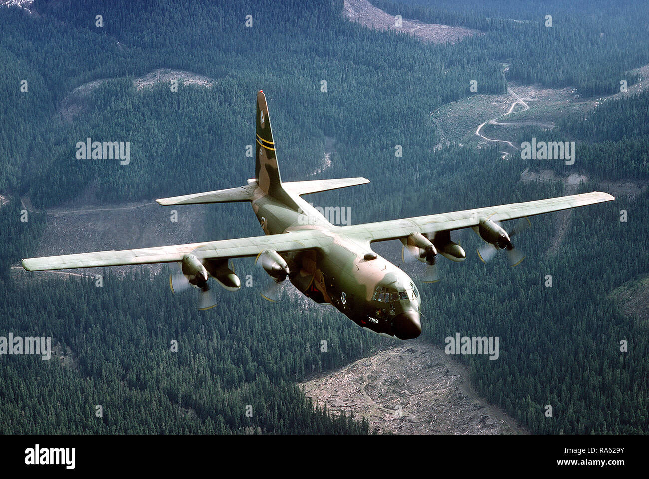 1978 - un'aria-aria vista anteriore destra di un trentaseiesimo Tactical Airlift Squadron C-130E Hercules aeromobili. Foto Stock