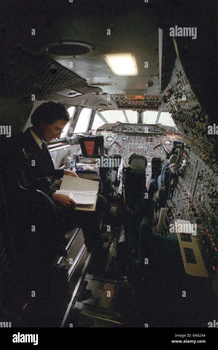 1977 - Una vista interna della cabina di pilotaggio di un British Airways Concorde aerei. Il velivolo è su un intorno al mondo per la prova di volo. Foto Stock