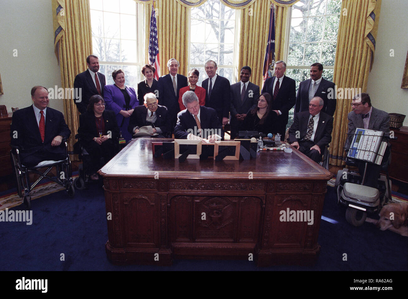 Fotografia del presidente William Jefferson Clinton firma un ordine esecutivo 13078, aumentare il tasso di occupazione degli adulti con disabilità, all Ufficio Ovale Foto Stock