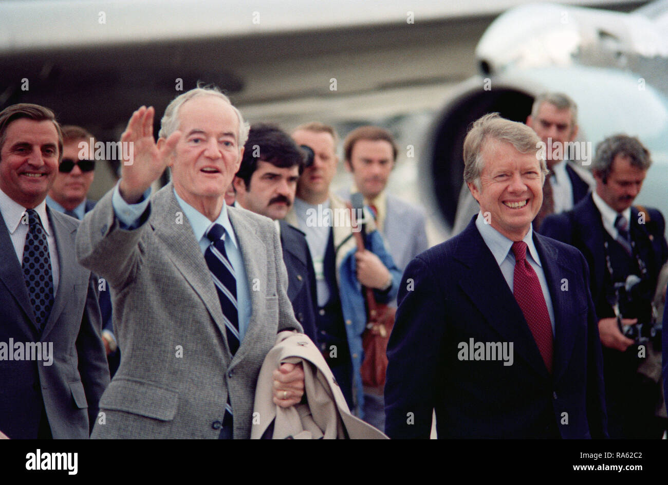 1977 - Il presidente Jimmy Carter e il senatore Hubert H. Humphrey, Democratici, Minnesota, camminare per un elicottero dopo essere arrivati alla base. Vice Presidente Walter Mondale è in background. Foto Stock