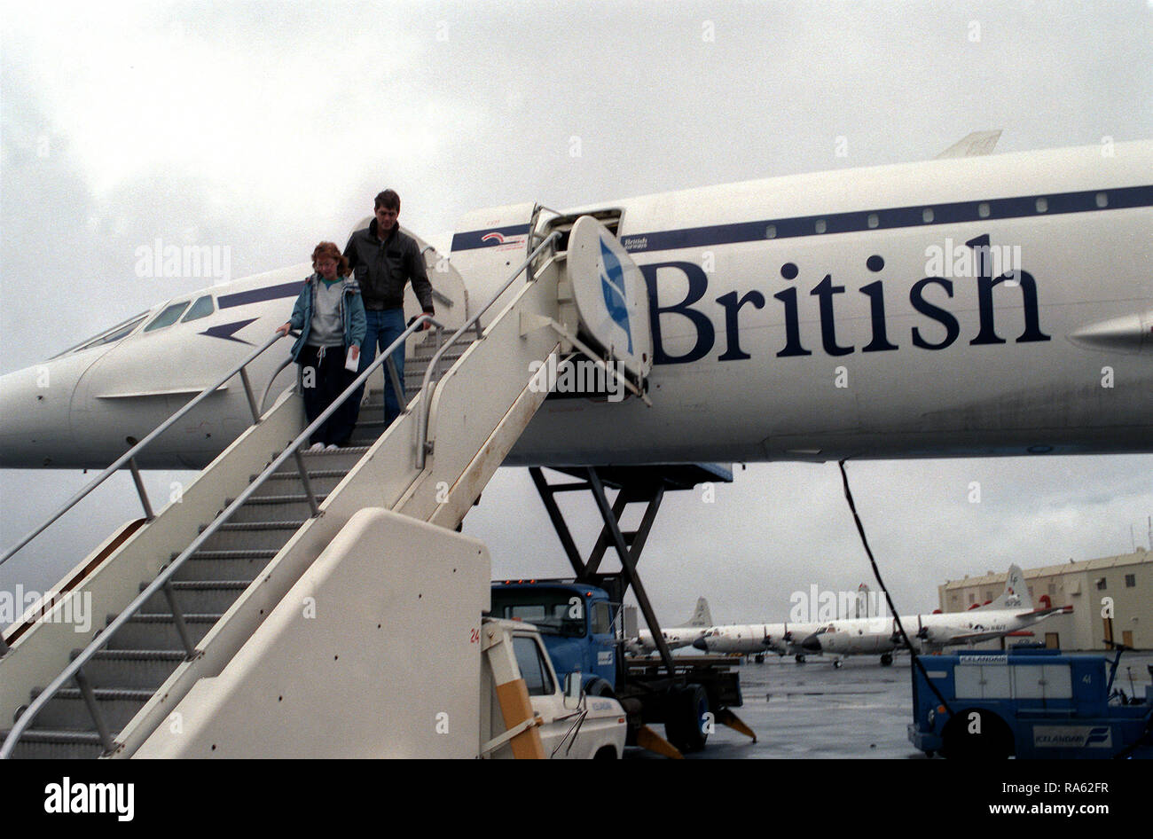 1977 - due passeggeri a uscire da un British Airways Concorde aeromobili parcheggiati sulla linea di volo. Il velivolo è su un intorno al mondo per la prova di volo. Foto Stock