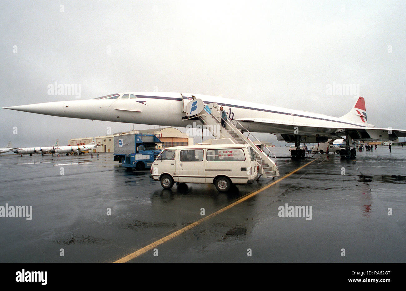 1977 - Una vista anteriore sinistra di un British Airways Concorde aeromobili parcheggiati sulla linea di volo. Il velivolo è su un intorno al mondo per la prova di volo. Foto Stock