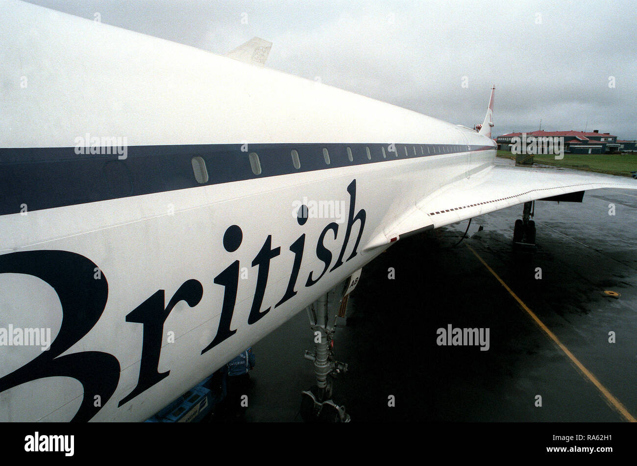 1977 - Una vista dalla parte superiore della scaletta di sinistra, ala e la sezione di coda di un British Airways Concorde aeromobili parcheggiati sulla linea di volo. Il velivolo è su un intorno al mondo per la prova di volo. Foto Stock