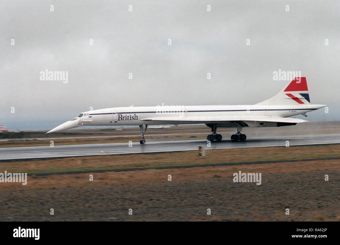 1977 - una vista laterale da sinistra di un British Airways Concorde Aeromobili in rullaggio lungo la linea di volo. Il velivolo è su un intorno al mondo per la prova di volo. Foto Stock