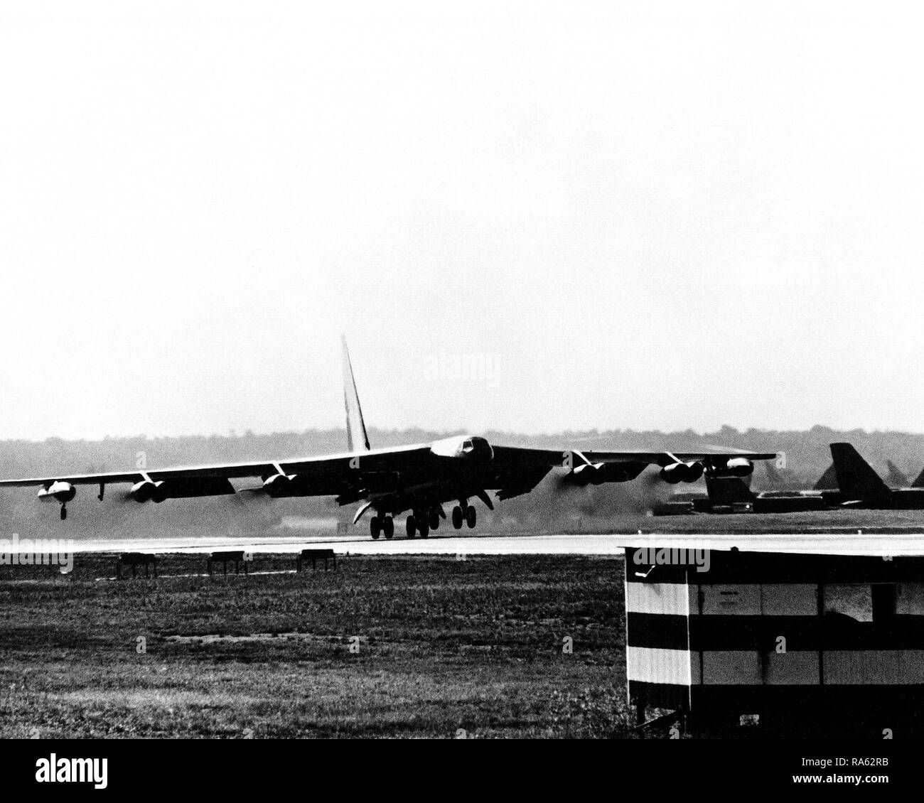 1972 - Vista anteriore destra di un B-52D Stratofortress aeromobile da Strategic Air Command tenendo spento per una missione nel nord del Vietnam durante il funzionamento linebacker. Foto Stock